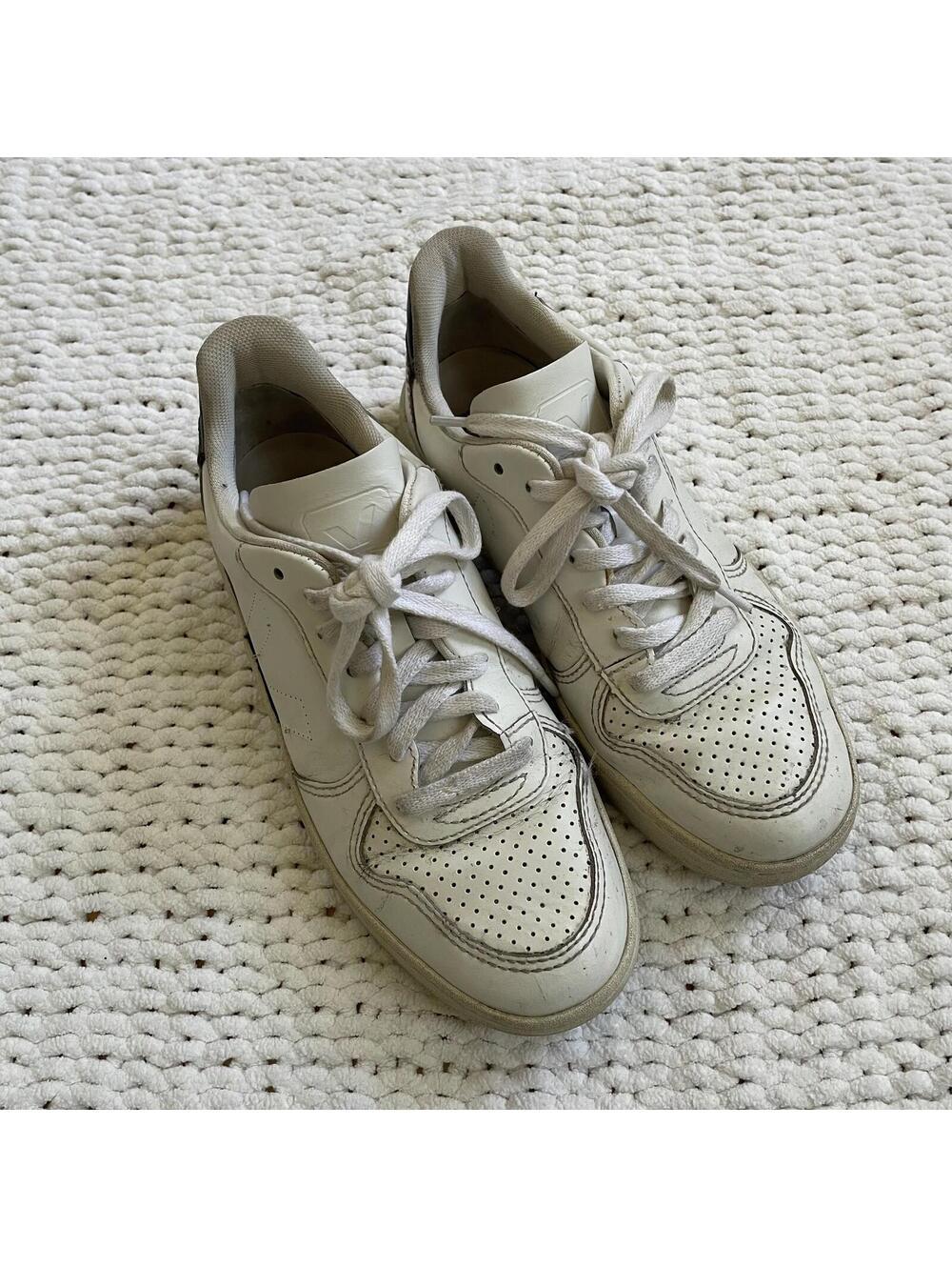 Veja Women's Sneakers - Size 7.5